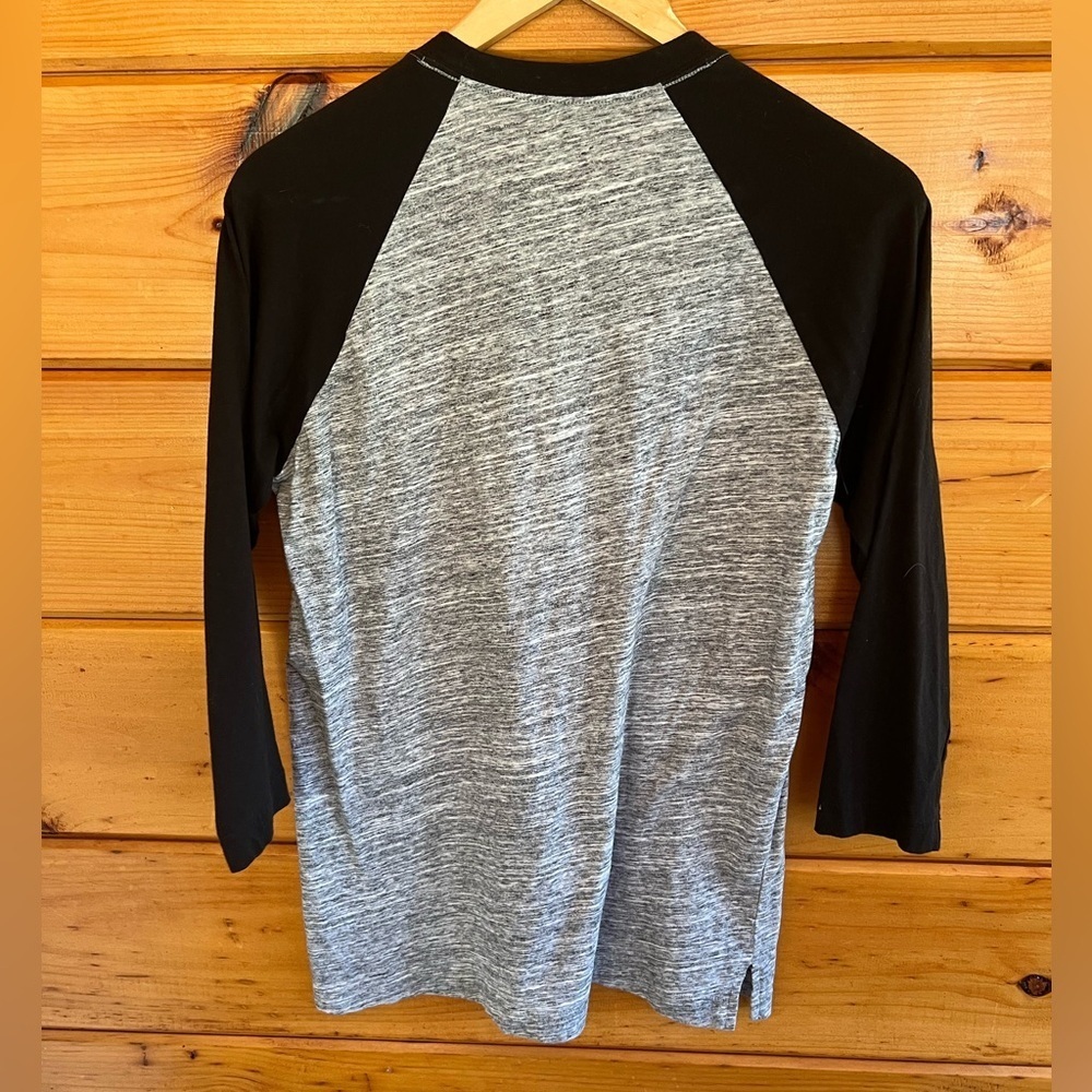 PINK Victorias Secret Gray Black T-Shirt Sparkle Logo Baseball Tee Campus Small - Picture 4 of 4